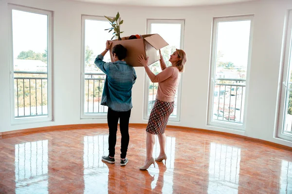 Milenyum Çifti Son Karton Kutuyla Birlikte Evlerini Terk Ediyor Erkek — Stok fotoğraf
