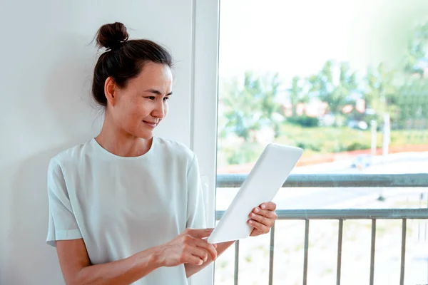 Jeune Femme Utilisant Une Tablette Numérique — Photo