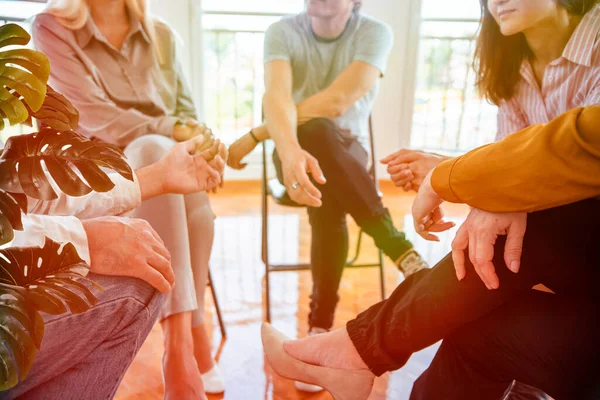 Destek grubunda insanlar hayattan bahsediyorlar. Çeşitli Milenyum çalışanları, gelişigüzel toplantılar hakkında yeni fikirleri var.