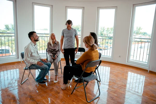 Destek grubunda insanlar hayattan bahsediyorlar. Çeşitli Milenyum çalışanları, gelişigüzel toplantılar hakkında yeni fikirleri var.