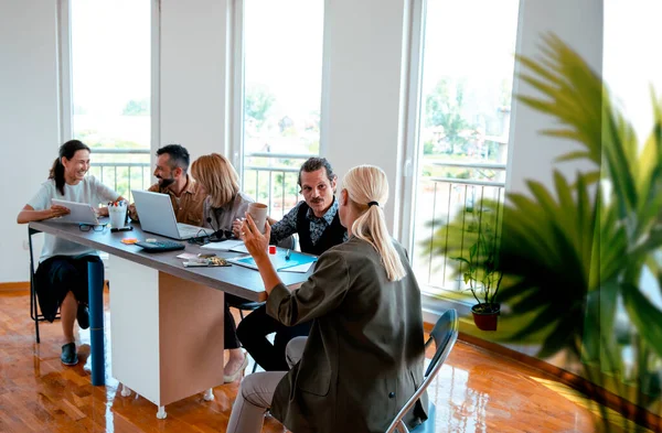 Çeşitli Milenyum İnsanları İş Bilgilendirmesi. İş arkadaşları, konferans odasında toplanma stratejilerini planlıyorlar.