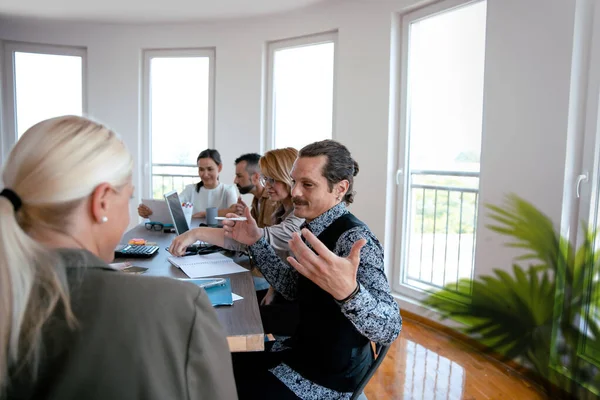 Çeşitli Milenyum İnsanları İş Bilgilendirmesi. İş arkadaşları, konferans odasında toplanma stratejilerini planlıyorlar.