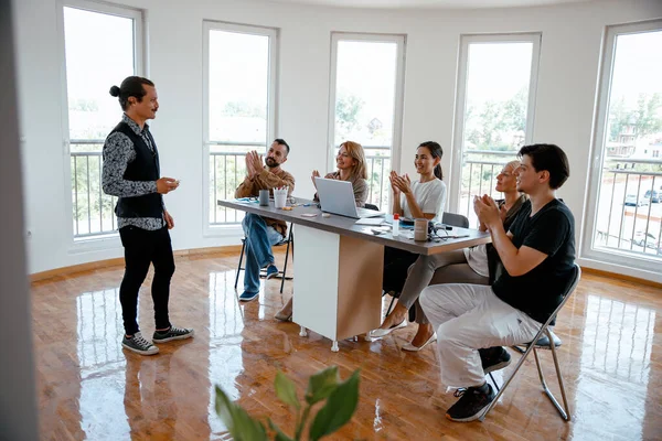 Sunumda konuşan öğretmen yetişkin öğrencilere bir ders verir. Bilgi almak için teknoloji beyaz tahtasını kullanan personel için üniversite koçluğu semineri. Hispanik Adam bilgi sunuyor Modern toplantı