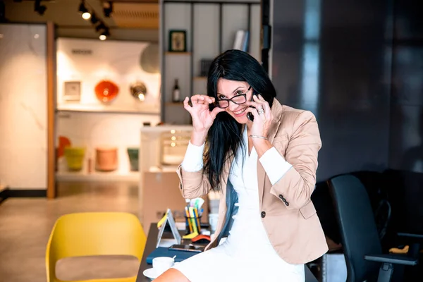 Молода Жінка Говорить Телефону Сидячи Столом Офісі — стокове фото