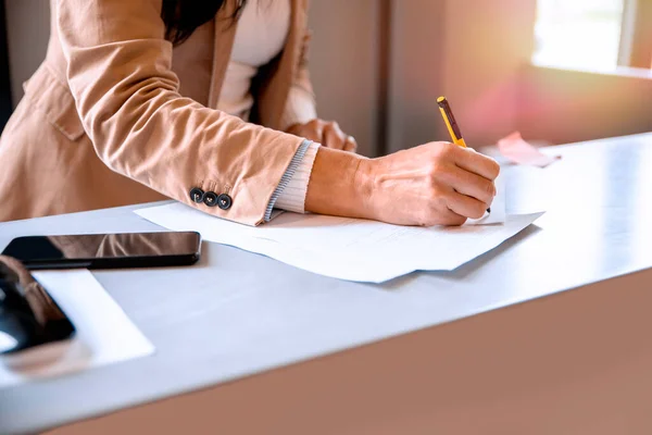 Primo Piano Una Persona Che Lavora Con Documento — Foto Stock