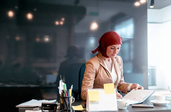 Sekretarka Arabki Pracy Siedzi Biurze Portret Islamskiej Asystentki Noszącej Hidżab — Zdjęcie stockowe