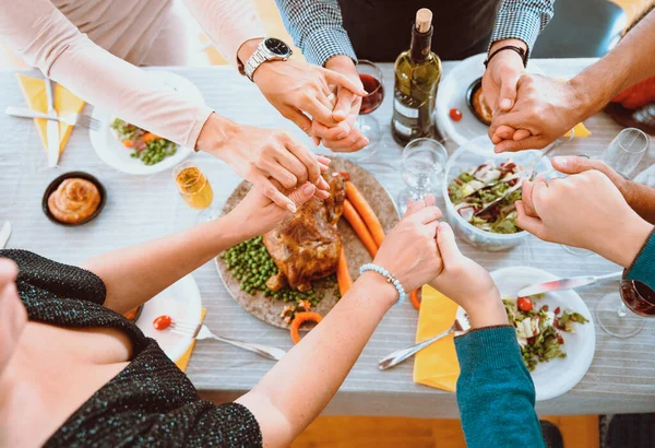 Neşeli çok ırklı arkadaşlar bayram yemeği yiyor, tatilin tadını yemek ve kahkahalarla çıkarıyorlar. Aile Şükran Günü 'nde mutfak masasının etrafında toplanıyor.