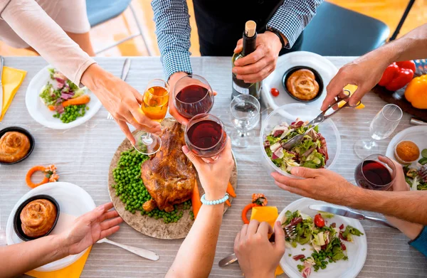 Neşeli çok ırklı arkadaşlar bayram yemeği yiyor, tatilin tadını yemek ve kahkahalarla çıkarıyorlar. Aile Şükran Günü 'nde mutfak masasının etrafında toplanıyor.