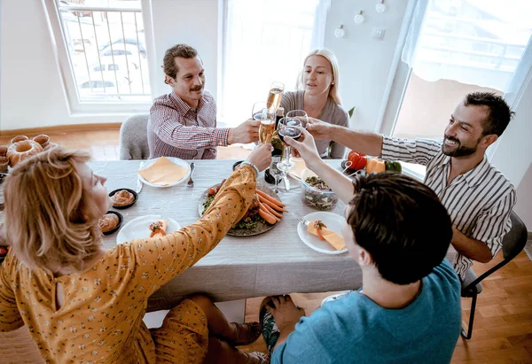 Ami Multiethnique Joyeux Dîner Festif Profiter Célébrer Des Vacances Avec — Photo