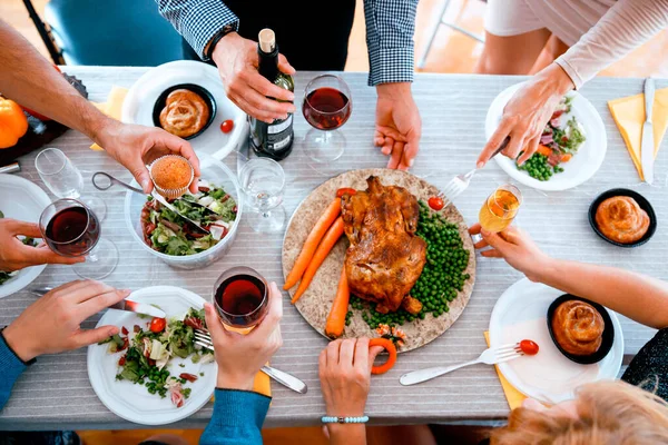 Neşeli çok ırklı arkadaşlar bayram yemeği yiyor, tatilin tadını yemek ve kahkahalarla çıkarıyorlar. Aile Şükran Günü 'nde mutfak masasının etrafında toplanıyor.