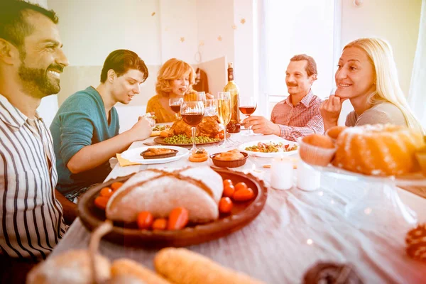 Ami Multiethnique Joyeux Dîner Festif Profiter Célébrer Des Vacances Avec — Photo