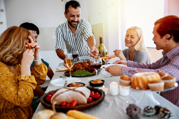 Ami Multiethnique Joyeux Dîner Festif Profiter Célébrer Des Vacances Avec — Photo