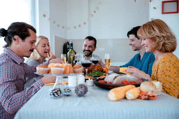 Ami Multiethnique Joyeux Dîner Festif Profiter Célébrer Des Vacances Avec — Photo