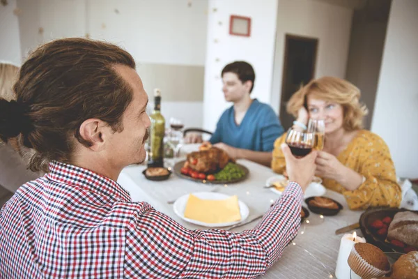 Ami Multiethnique Joyeux Dîner Festif Profiter Célébrer Des Vacances Avec — Photo