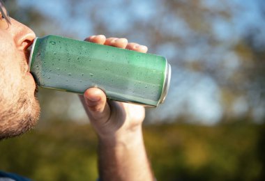 Şişeden su içen adam  