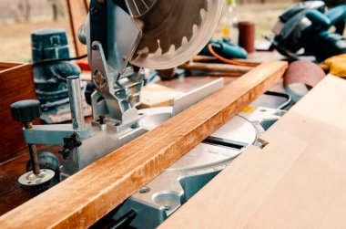 Tahta testereli marangoz elleri