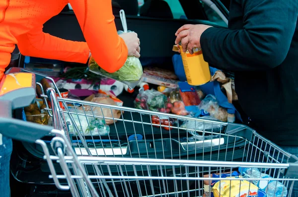 Alışveriş arabası, süpermarket arabası. 