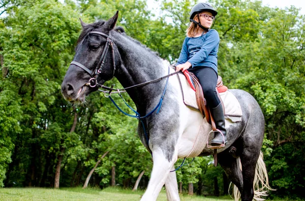 Menina Adolescente Montando Castanho Cavalo Floresta Felicidade Recreação Sela Cavalo — Fotografia de Stock