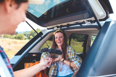 Genç çift doğada romantik bir hafta sonu geçiriyor. Araçtaki Adam ve Kadın Yolculuğun tadını çıkarıyor