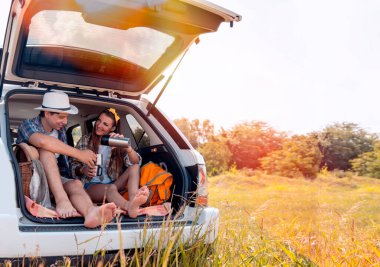 Genç çift doğada romantik bir hafta sonu geçiriyor. Araçtaki Adam ve Kadın Yolculuğun tadını çıkarıyor