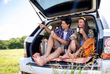 Genç çift doğada romantik bir hafta sonu geçiriyor. Araçtaki Adam ve Kadın Yolculuğun tadını çıkarıyor