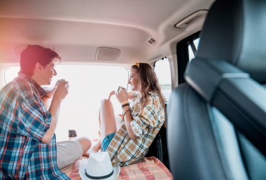 Genç çift doğada romantik bir hafta sonu geçiriyor. Araçtaki Adam ve Kadın Yolculuğun tadını çıkarıyor