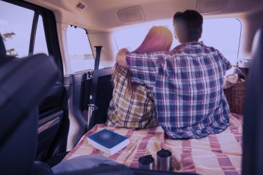 Genç çift doğada romantik bir hafta sonu geçiriyor. Araçtaki Adam ve Kadın Yolculuğun tadını çıkarıyor