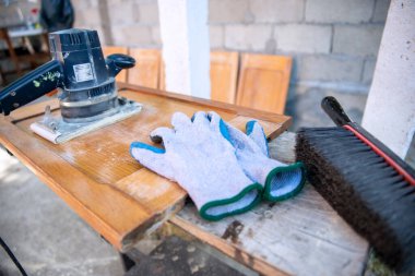 Eski ahşap mobilyaları zımparalamak için araç 