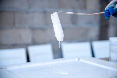 İşçi boyama masası fırçayla