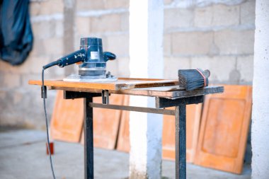 Eski ahşap mobilyaları zımparalamak için araç 