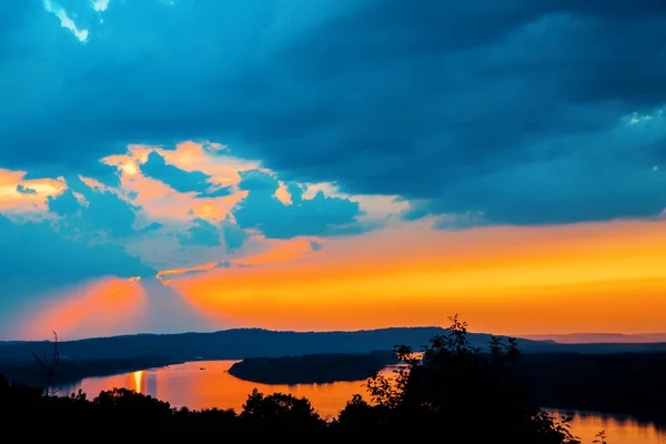Sonnenuntergang Über Dem Fluss Die Natur Zeitlos Schöne Natürliche Sonnenstrahlen — Stockfoto