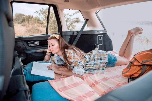 Jeune Femme Dans Coffre Voiture Couché Sur Couverture Dans Véhicule — Photo