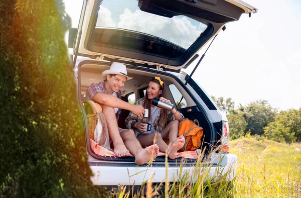 Jong Stel Met Romantisch Weekend Natuur Man Vrouw Voertuig Trunk — Stockfoto