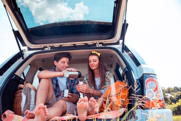 Genç çift doğada romantik bir hafta sonu geçiriyor. Araçtaki Adam ve Kadın Yolculuğun tadını çıkarıyor