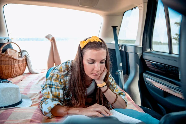 Jeune Femme Dans Coffre Voiture Couché Sur Couverture Dans Véhicule — Photo