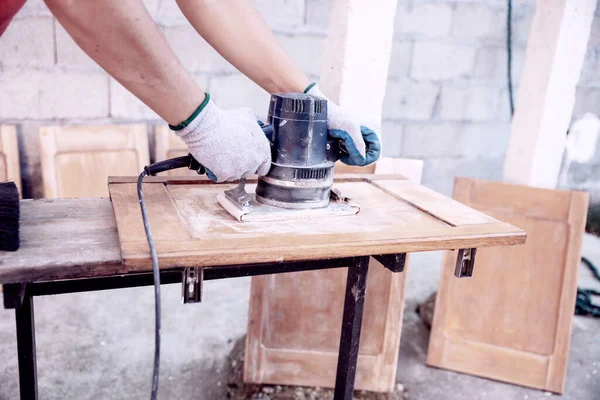Kadın Marangoz Ahşap Dolapta Zımpara Makinesi Ile Çalışıyor Kadın Restorasyonu — Stok fotoğraf