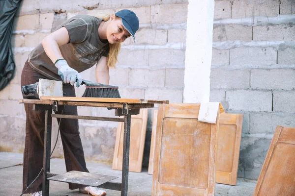 Γυναίκα Ξυλουργός Που Εργάζονται Εργαλείο Τριβείο Εξουσία Στο Ξύλινο Ντουλάπι — Φωτογραφία Αρχείου