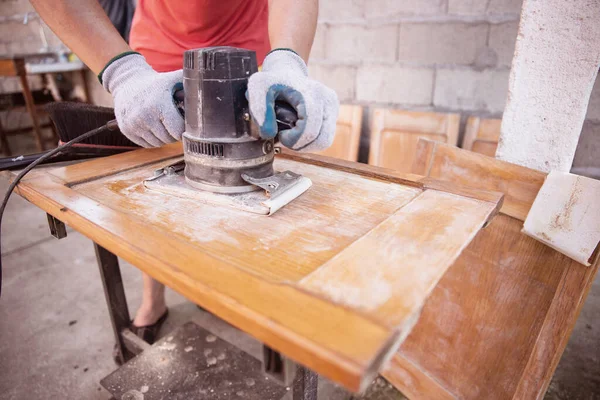 Kadın Marangoz Ahşap Dolapta Zımpara Makinesi Ile Çalışıyor Kadın Restorasyonu — Stok fotoğraf