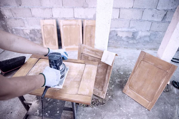 Kadın Marangoz Ahşap Dolapta Zımpara Makinesi Ile Çalışıyor Kadın Restorasyonu — Stok fotoğraf