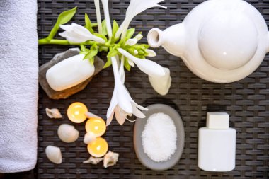 Arka planda havlu olan spa kompozisyonu