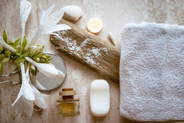 Şişe içindeki temel yağ ve banyodaki temiz ürünler. Yakın çekim aromaterapi ve cilt bakımı konsepti