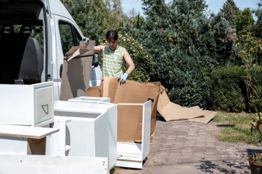 Genç adam yeni daireye taşınıyor. Adam yeni kiralık eve taşınıyor.