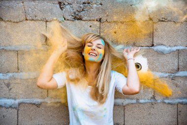 Geleneksel Hint festivali için Holi renkleri olan kadın. Yüzüne Holi pigmenti tozu sıçratan bir kız. Dışarıda dans eden mutlu kadın.