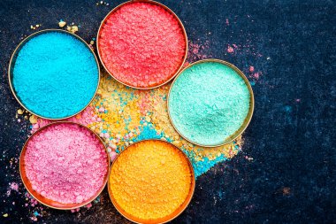 Boya için çeşitli kuru boya tozları. Farklı renkler ve farklı kaseler. Seçici odak, görünümü kapat