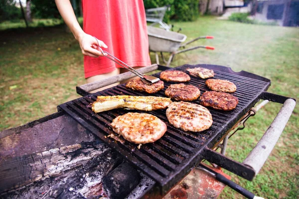 Mädchen Bereitet Burger Auf Barbecue Grill Freien Junge Frau Macht — Stockfoto