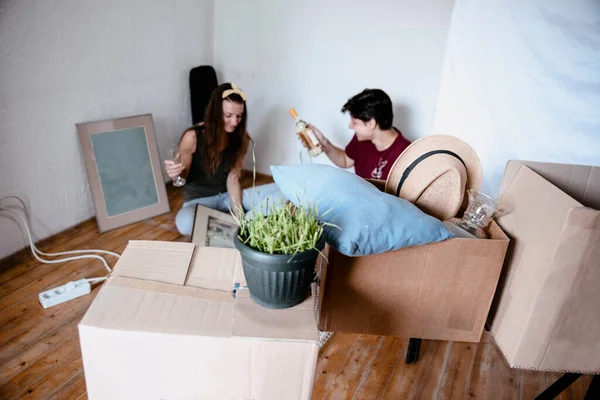 Zwei Junge Leute Sitzen Der Neuen Wohnungsetage Mit Hausrat Paar — Stockfoto