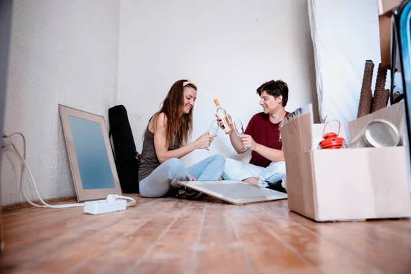 Due Giovani Seduti Nuovo Appartamento Con Roba Casalinga Paio Che — Foto Stock