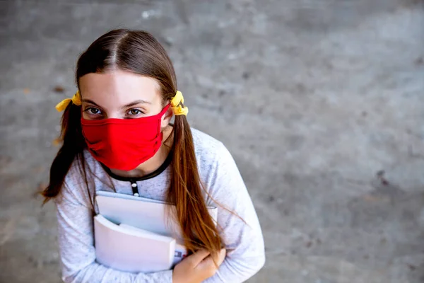 Adolescente Con Tela Roja Cosida Máscara Cara Tela Que Sostiene — Foto de Stock