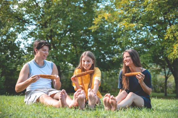 Les Jeunes Mangent Maïs Extérieur Assis Sur Herbe Jour Ensoleillé — Photo