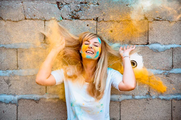 Geleneksel Hint festivali için Holi renkleri olan kadın. Yüzüne Holi pigmenti tozu sıçratan bir kız. Dışarıda dans eden mutlu kadın.